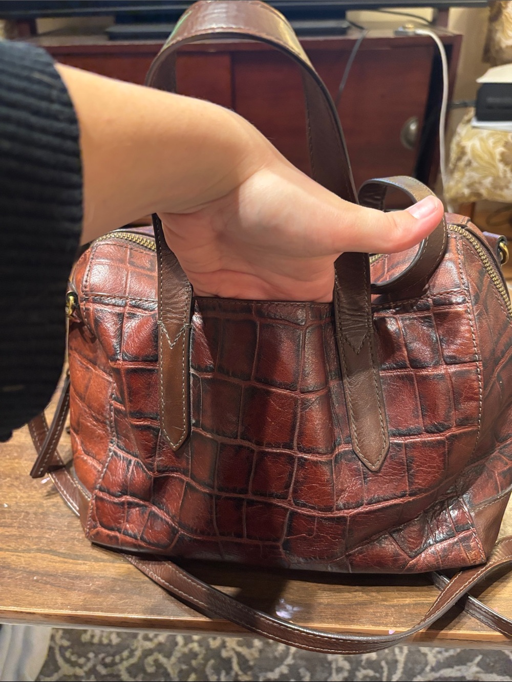 Fossil Croc-Embossed Leather Crossbody Bag - Dark Brown - Picture 5 of 7